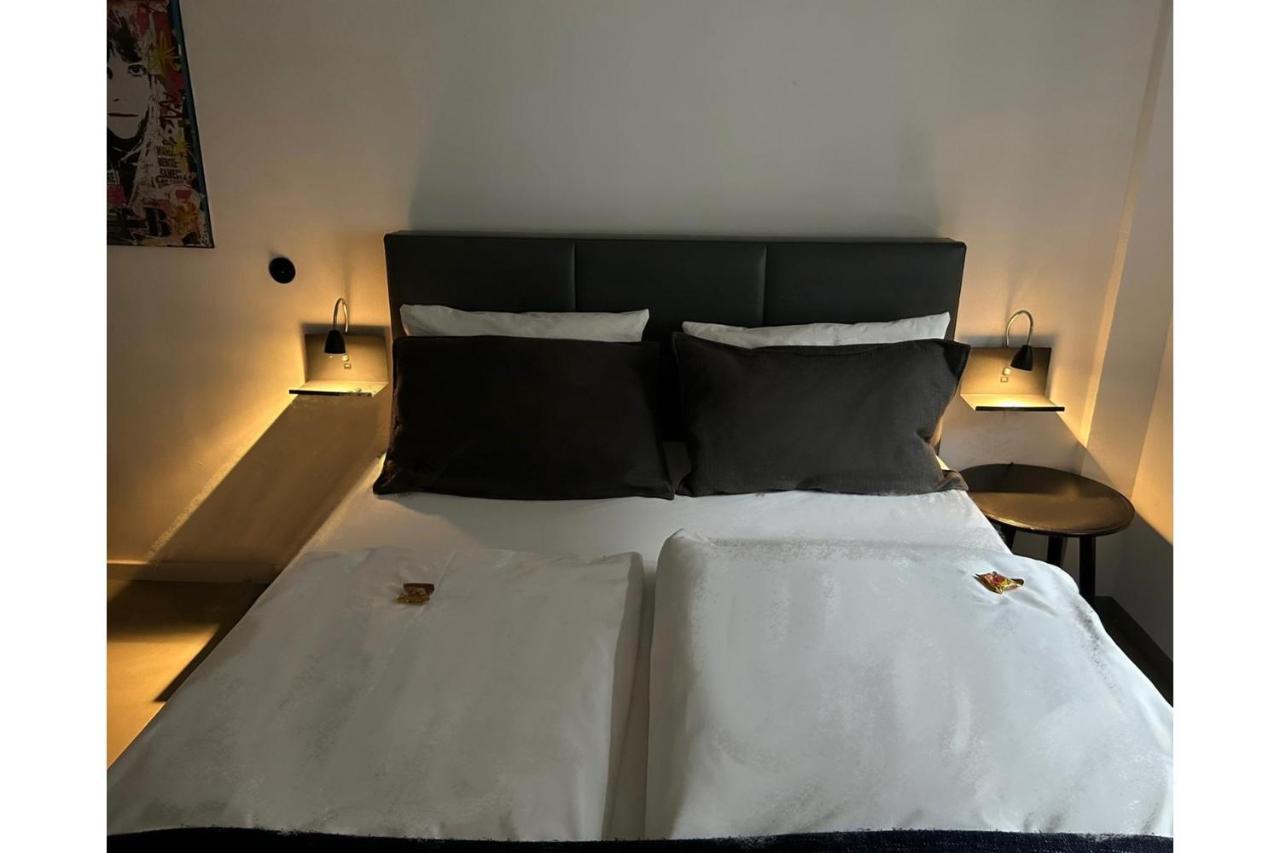 Square Rooms 8 Dusseldorf Bagian luar foto